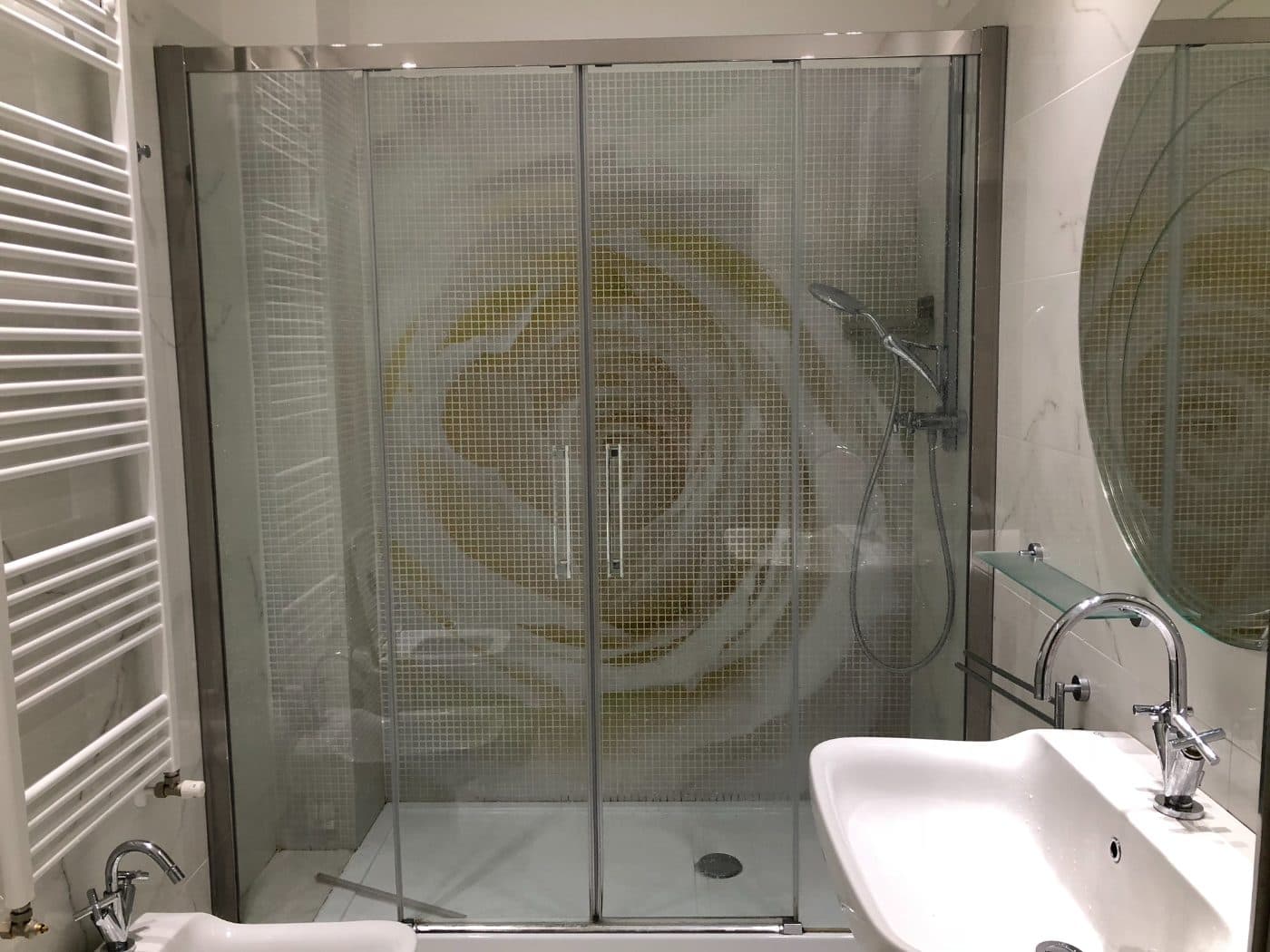 Bagno con mosaico floreale artigianale