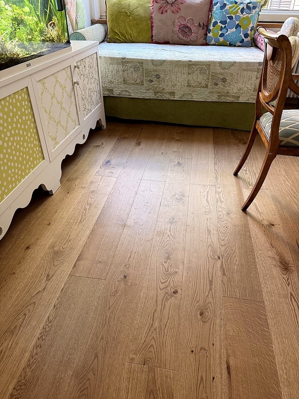 Il parquet di rovere visto vicino al divano e alla finestra