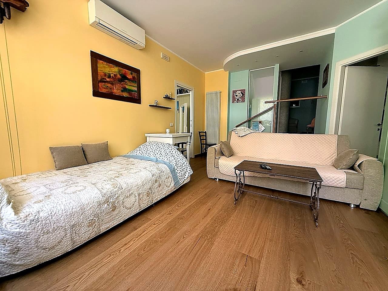 Il salotto con un divano aperto a letto e l'altro divano lasciato come divano · configurazione standard per 5 ospiti