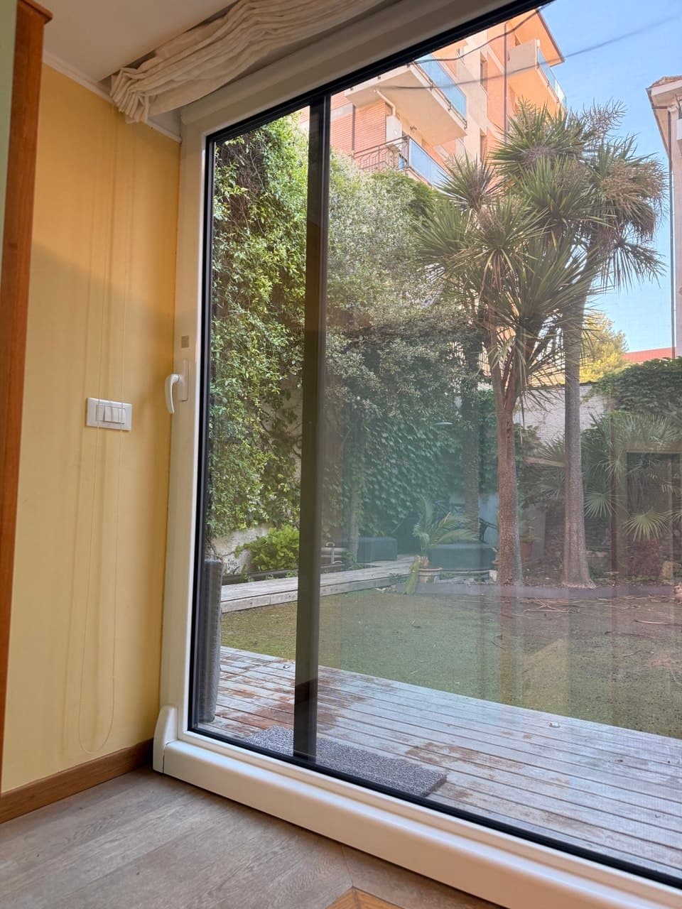 La porta-finestra del salotto che dà sul giardino
